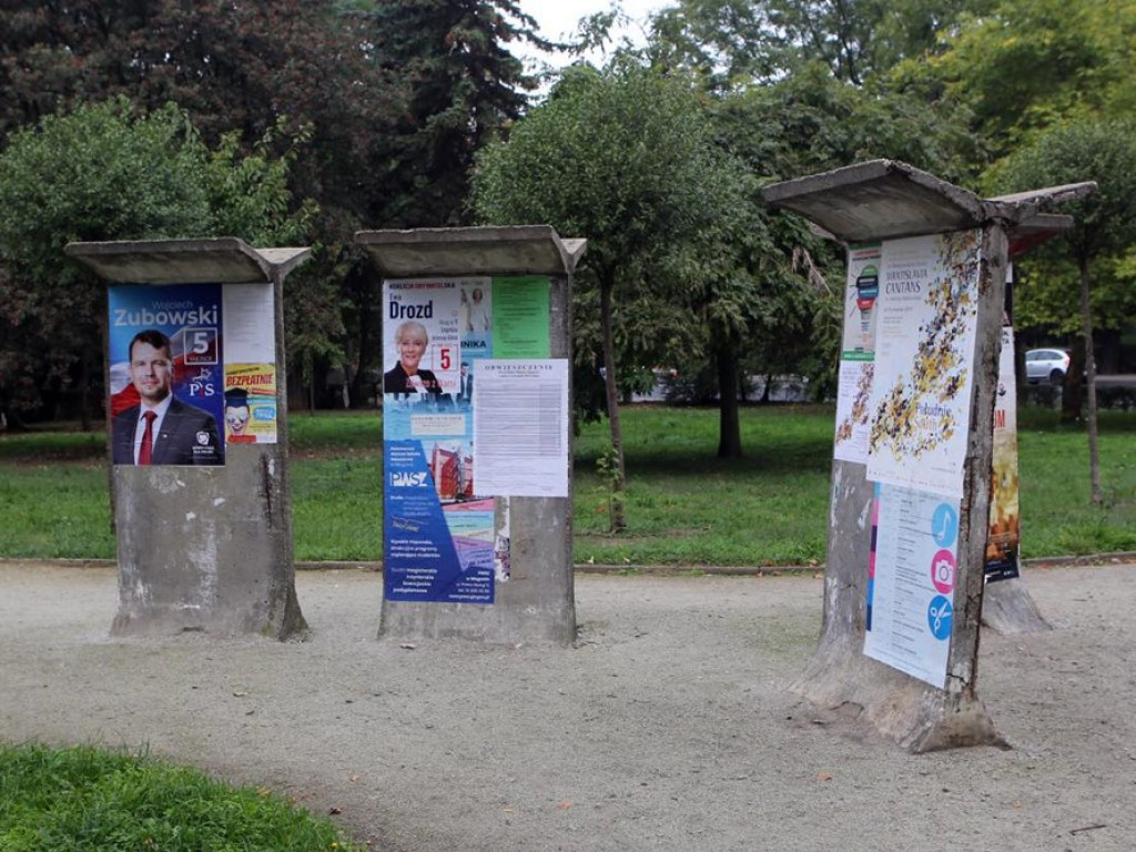 Kandydaci jak malowani. Kto uśmiecha się do nas z wyborczych banerów?