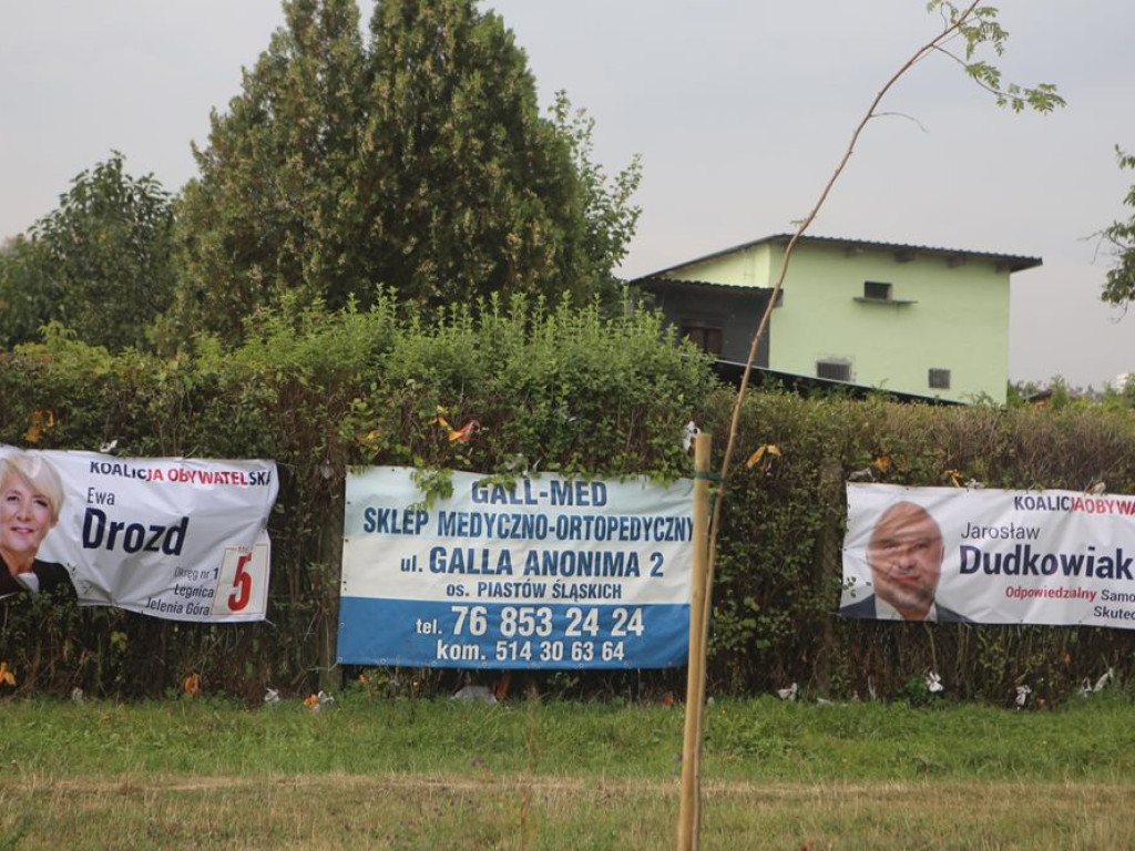 Kandydaci jak malowani. Kto uśmiecha się do nas z wyborczych banerów?