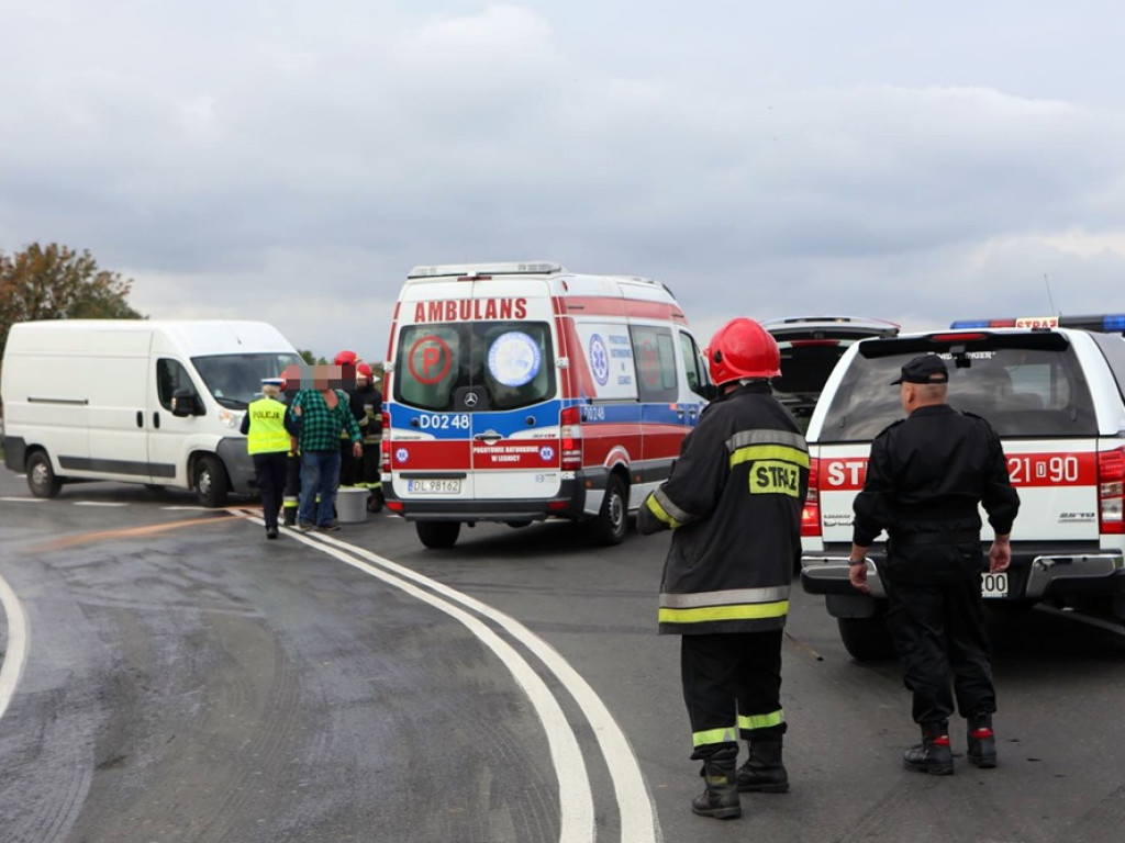 Zderzenie busa z osobówką w Grodźcu Małym na wiadukcie