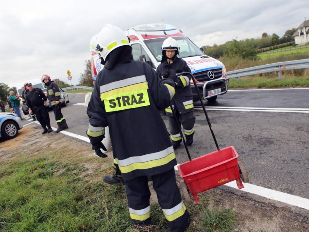 Zderzenie busa z osobówką w Grodźcu Małym na wiadukcie