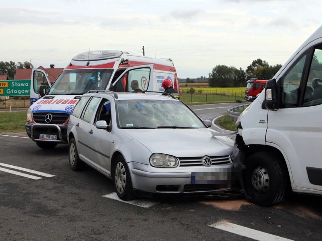 Zderzenie busa z osobówką w Grodźcu Małym na wiadukcie