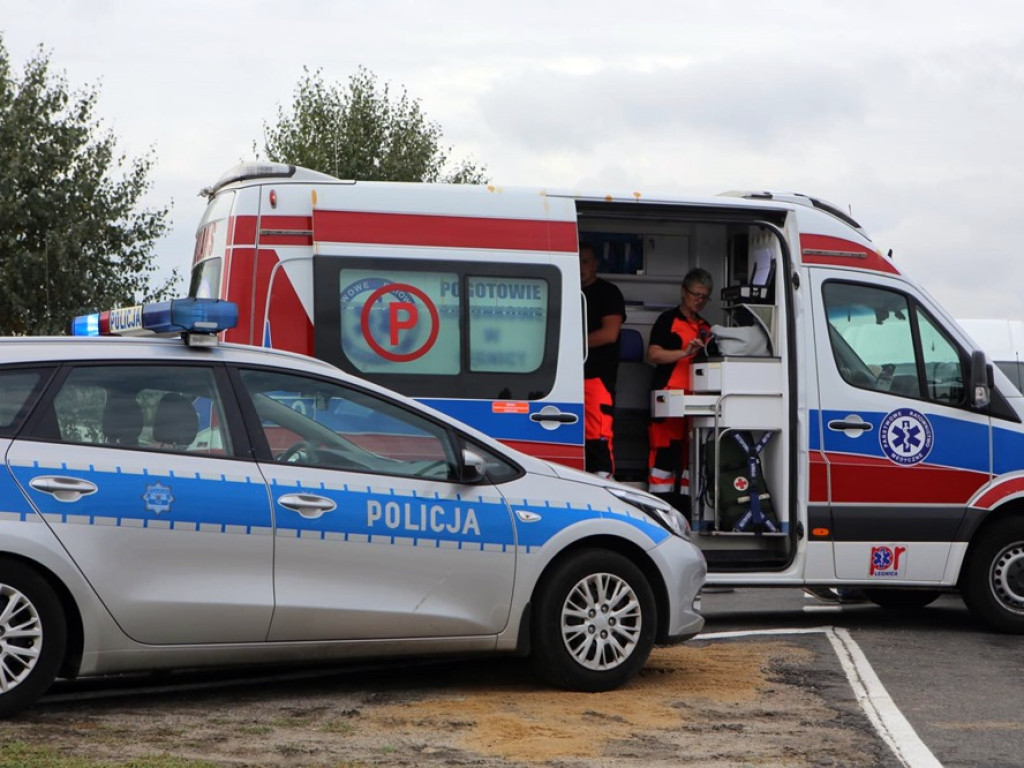 Zderzenie busa z osobówką w Grodźcu Małym na wiadukcie