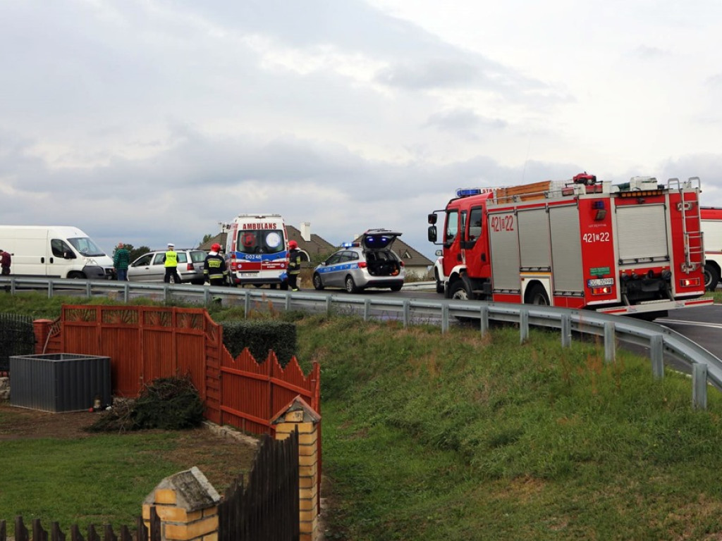 Zderzenie busa z osobówką w Grodźcu Małym na wiadukcie