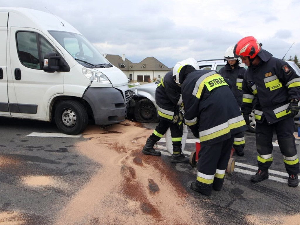 Zderzenie busa z osobówką w Grodźcu Małym na wiadukcie