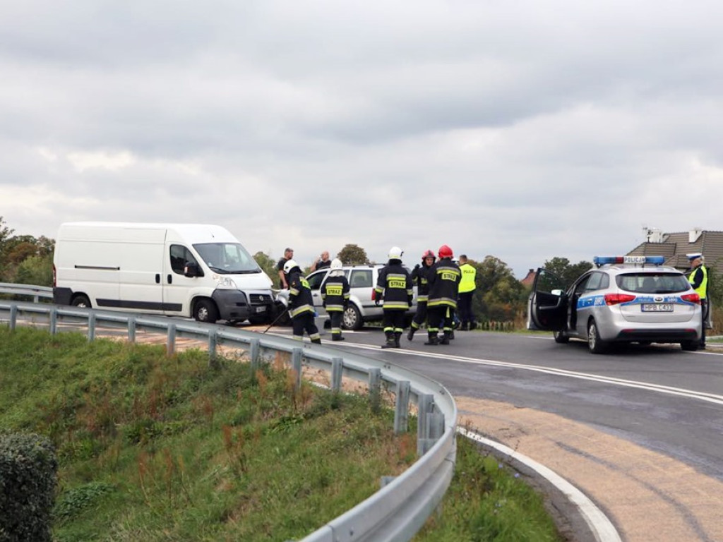 Zderzenie busa z osobówką w Grodźcu Małym na wiadukcie