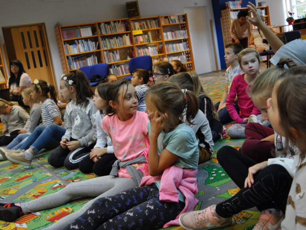 Głośne czytanie. Dzieci poznały historię wojny w przystępny sposób