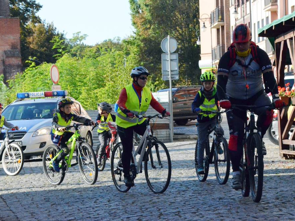Około 200 uczestników szkolnego rajdu z Głogowa do Kulowa