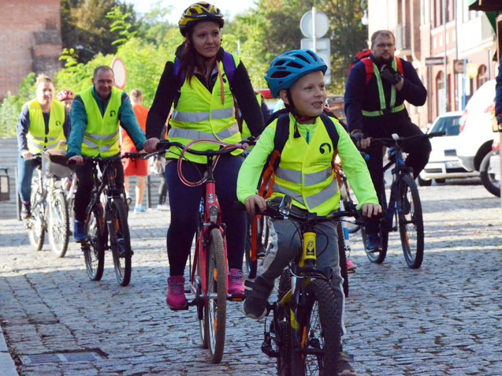 Około 200 uczestników szkolnego rajdu z Głogowa do Kulowa