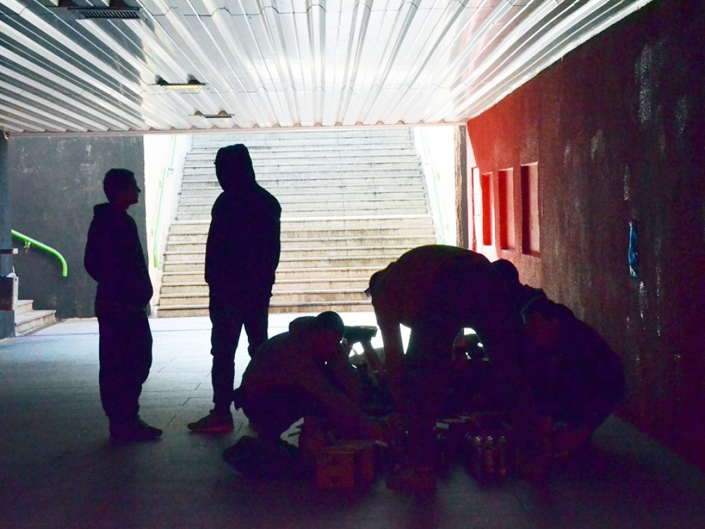 Powstaje graffiti w przejściu podziemnym na alei Wolności. Głogów dniem i nocą