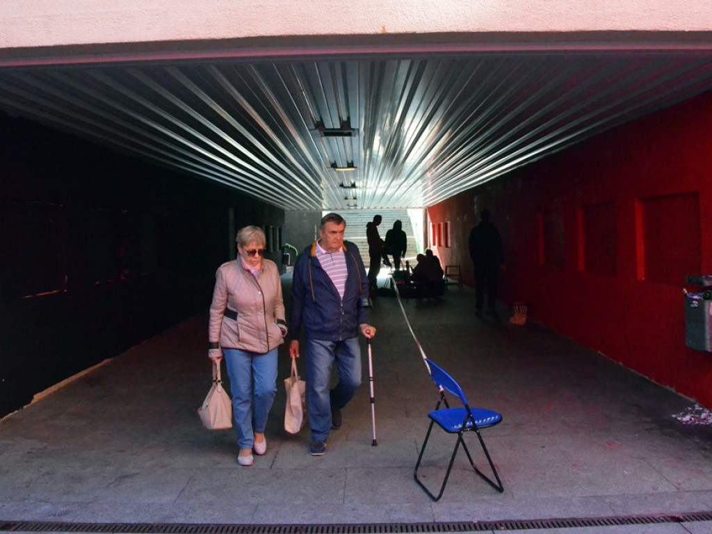 Powstaje graffiti w przejściu podziemnym na alei Wolności. Głogów dniem i nocą