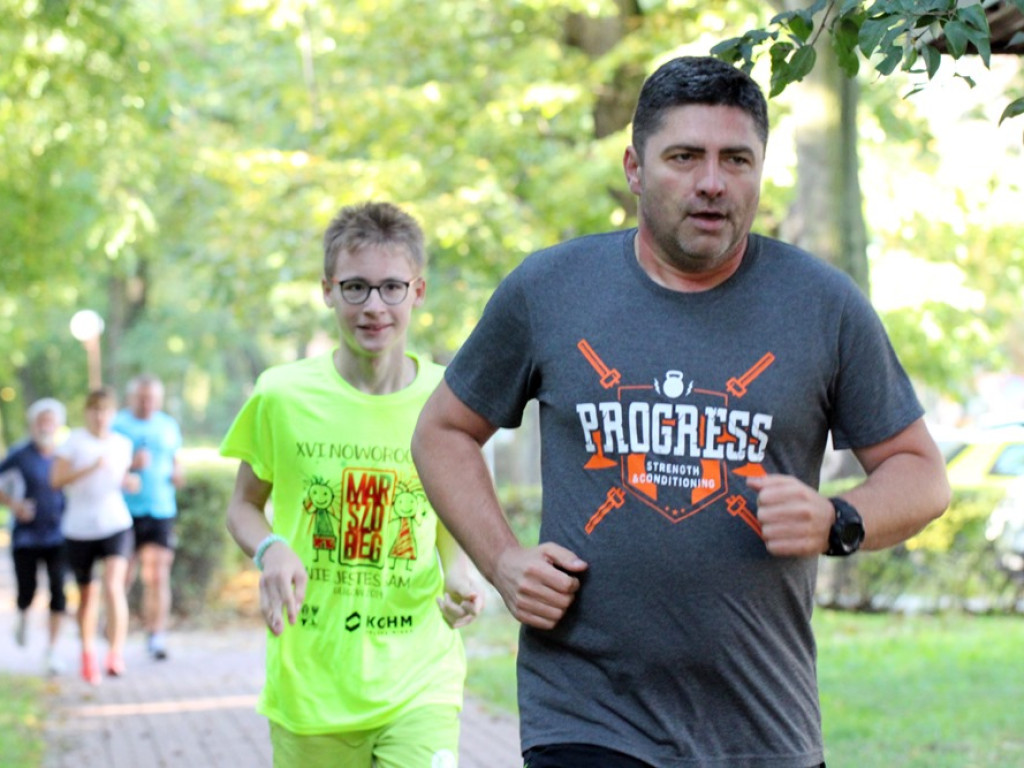 Drugie urodziny Parkrunu Głogów! W parku nad strumykiem pobiegły całe rodziny