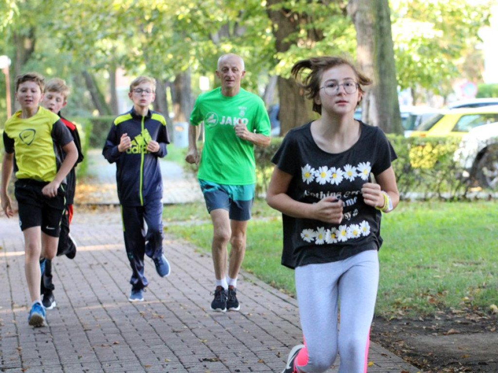 Drugie urodziny Parkrunu Głogów! W parku nad strumykiem pobiegły całe rodziny