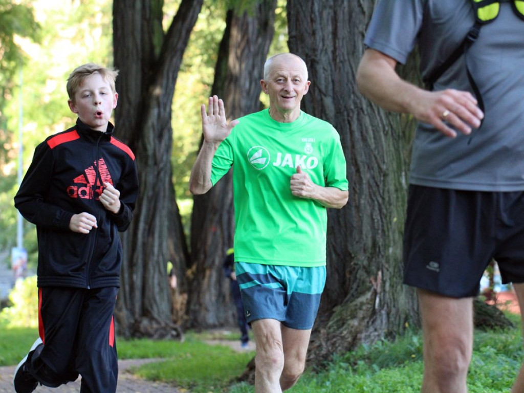 Drugie urodziny Parkrunu Głogów! W parku nad strumykiem pobiegły całe rodziny