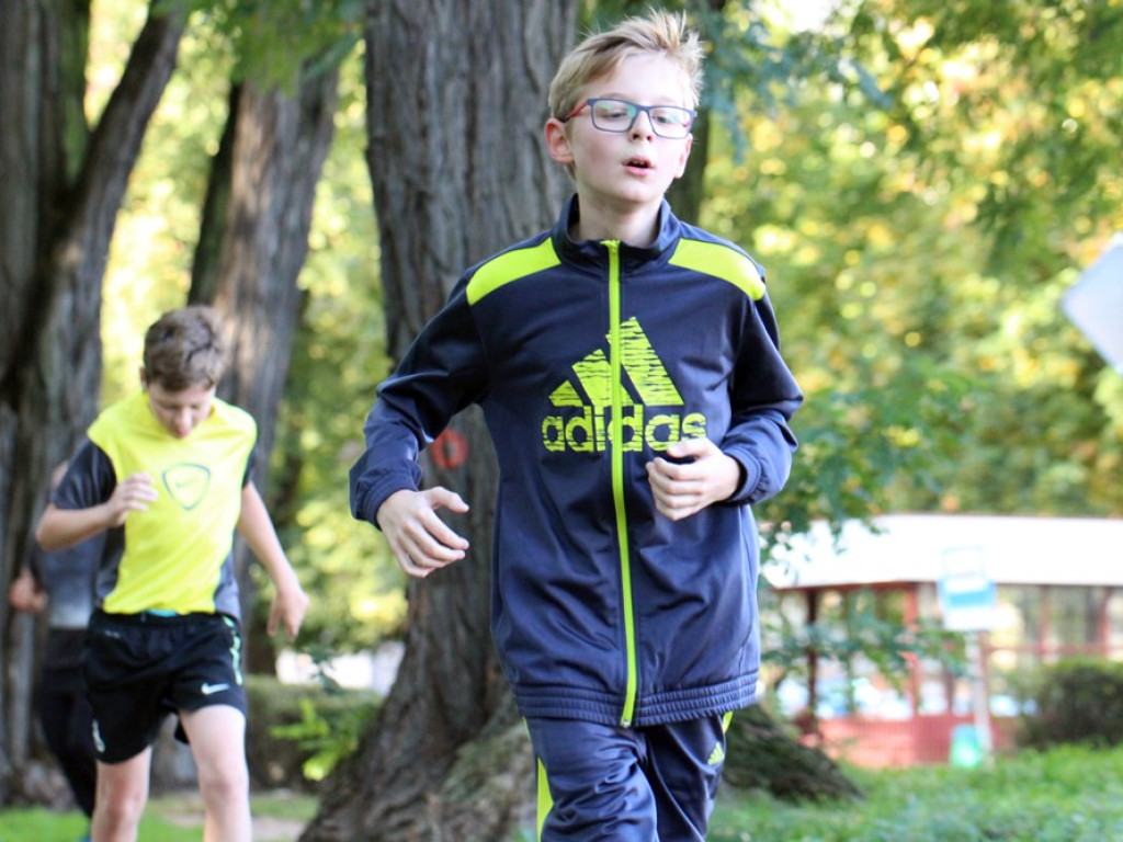 Drugie urodziny Parkrunu Głogów! W parku nad strumykiem pobiegły całe rodziny
