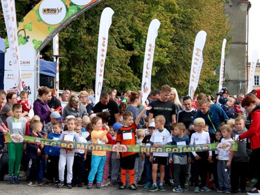 Biegli po miód w Przemkowie. Na starcie setki uczestników