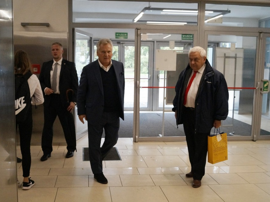 Wręczał stypendia fundacji Szmajdzińskiego i robił kampanię Lewicy