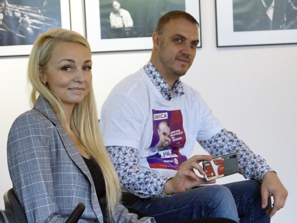 Wręczał stypendia fundacji Szmajdzińskiego i robił kampanię Lewicy