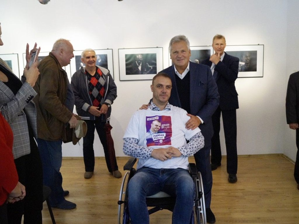 Wręczał stypendia fundacji Szmajdzińskiego i robił kampanię Lewicy