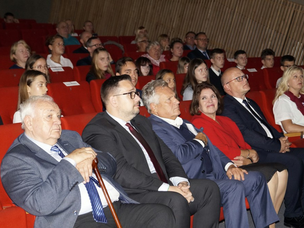 Wręczał stypendia fundacji Szmajdzińskiego i robił kampanię Lewicy