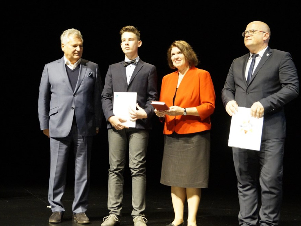 Wręczał stypendia fundacji Szmajdzińskiego i robił kampanię Lewicy