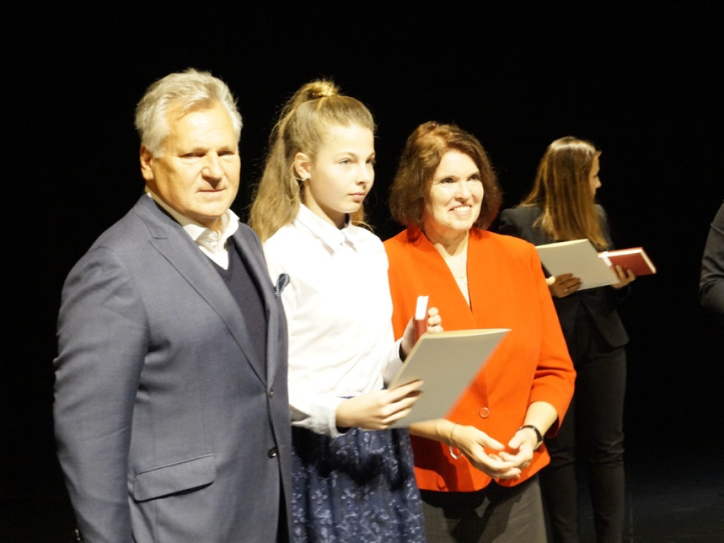 Wręczał stypendia fundacji Szmajdzińskiego i robił kampanię Lewicy