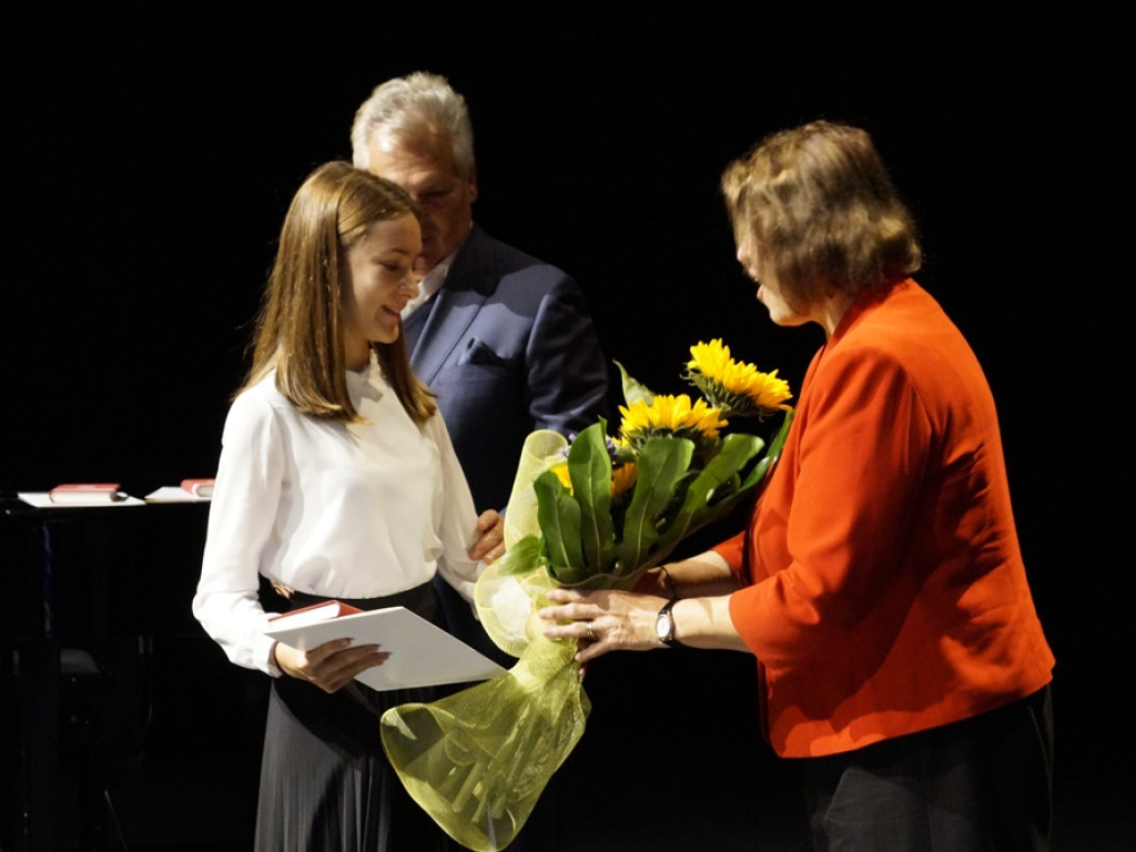 Wręczał stypendia fundacji Szmajdzińskiego i robił kampanię Lewicy