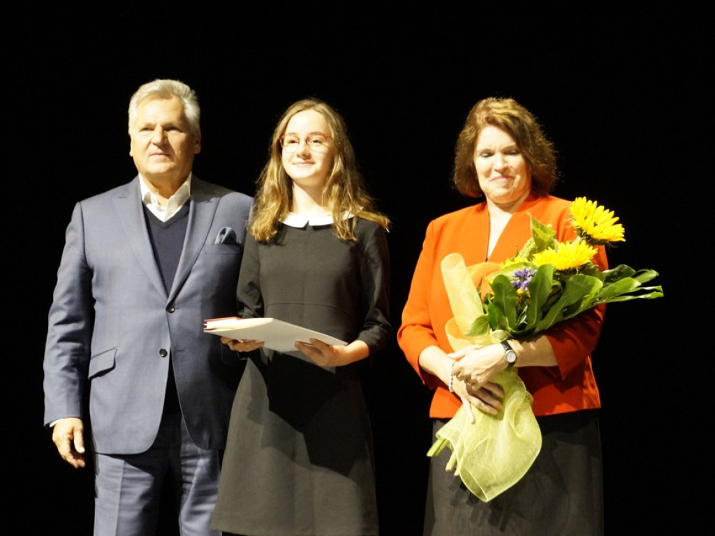 Wręczał stypendia fundacji Szmajdzińskiego i robił kampanię Lewicy