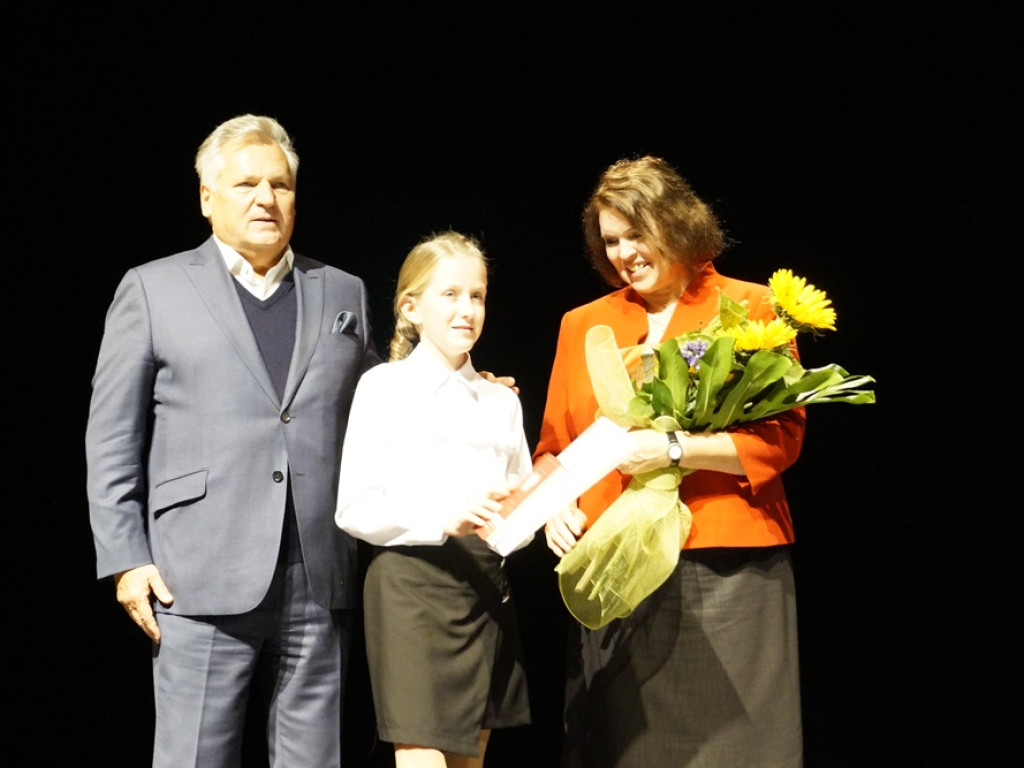 Wręczał stypendia fundacji Szmajdzińskiego i robił kampanię Lewicy