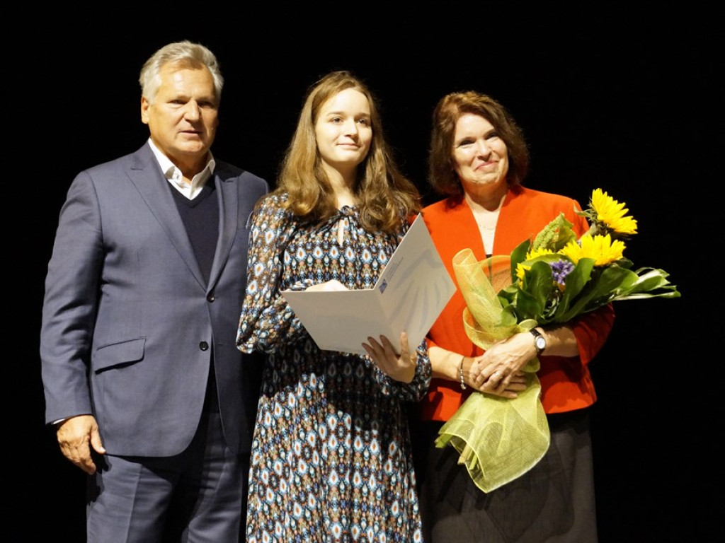 Wręczał stypendia fundacji Szmajdzińskiego i robił kampanię Lewicy