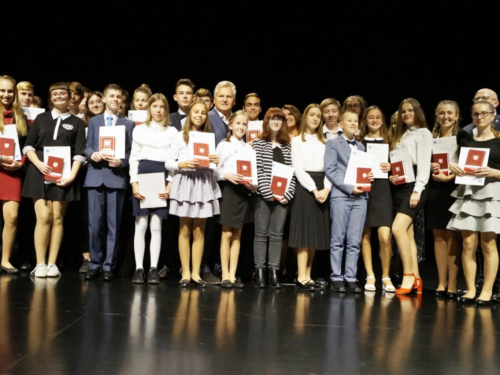 Wręczał stypendia fundacji Szmajdzińskiego i robił kampanię Lewicy