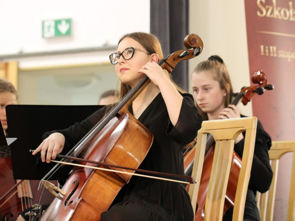 Koncert uczniów i nauczycieli w szkole muzycznej z okazji Międzynarodowego Dnia Muzyki
