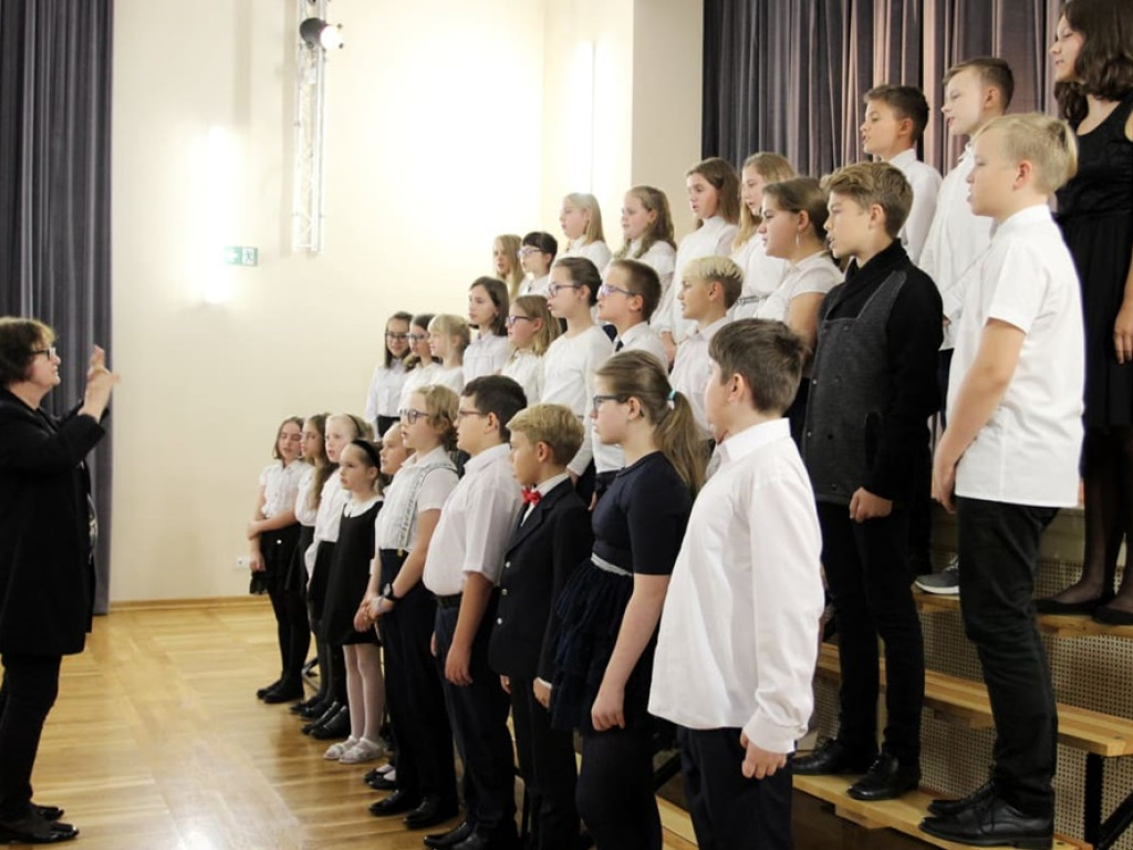 Koncert uczniów i nauczycieli w szkole muzycznej z okazji Międzynarodowego Dnia Muzyki