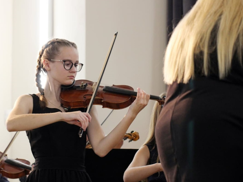 Koncert uczniów i nauczycieli w szkole muzycznej z okazji Międzynarodowego Dnia Muzyki