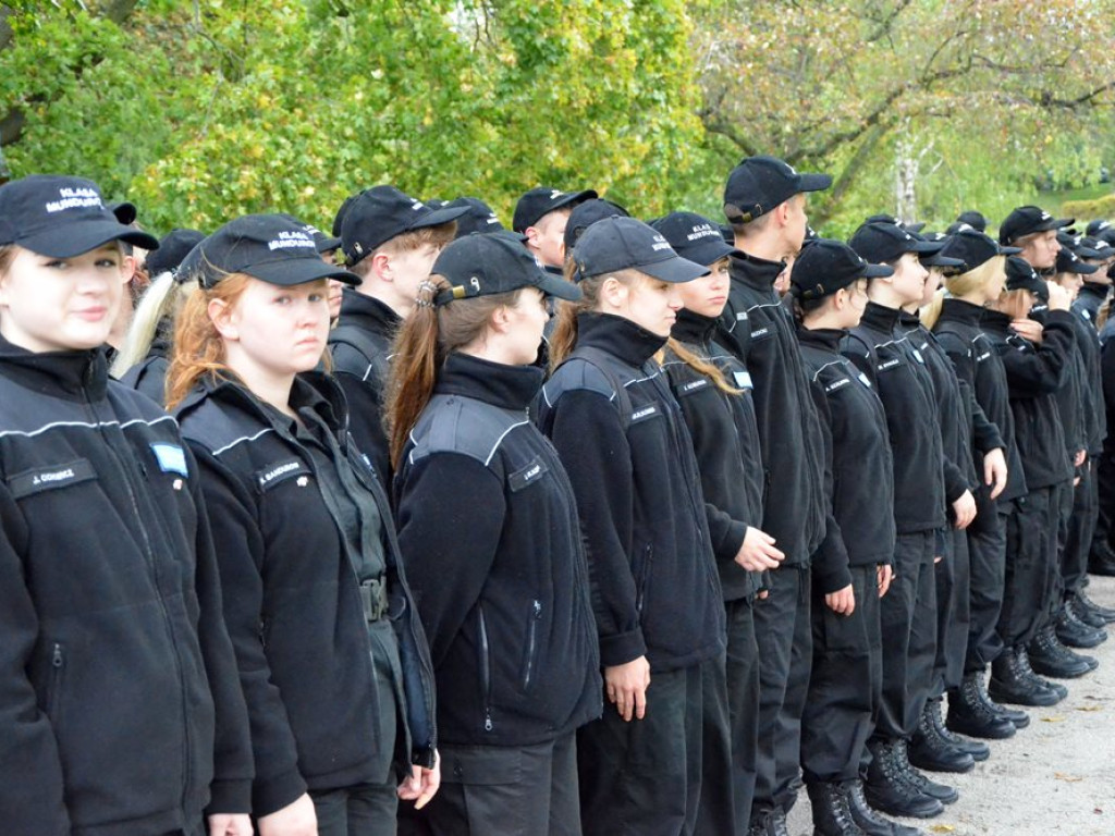 Uroczyste obchody święta w Parku Sapera w strugach deszczu
