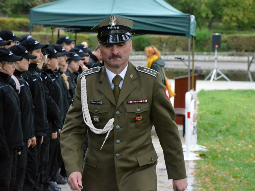 Uroczyste obchody święta w Parku Sapera w strugach deszczu