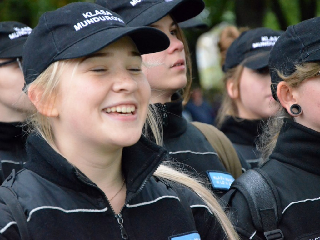 Uroczyste obchody święta w Parku Sapera w strugach deszczu