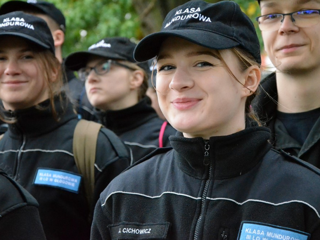 Uroczyste obchody święta w Parku Sapera w strugach deszczu