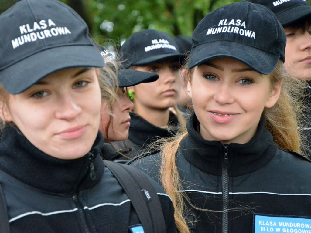 Uroczyste obchody święta w Parku Sapera w strugach deszczu