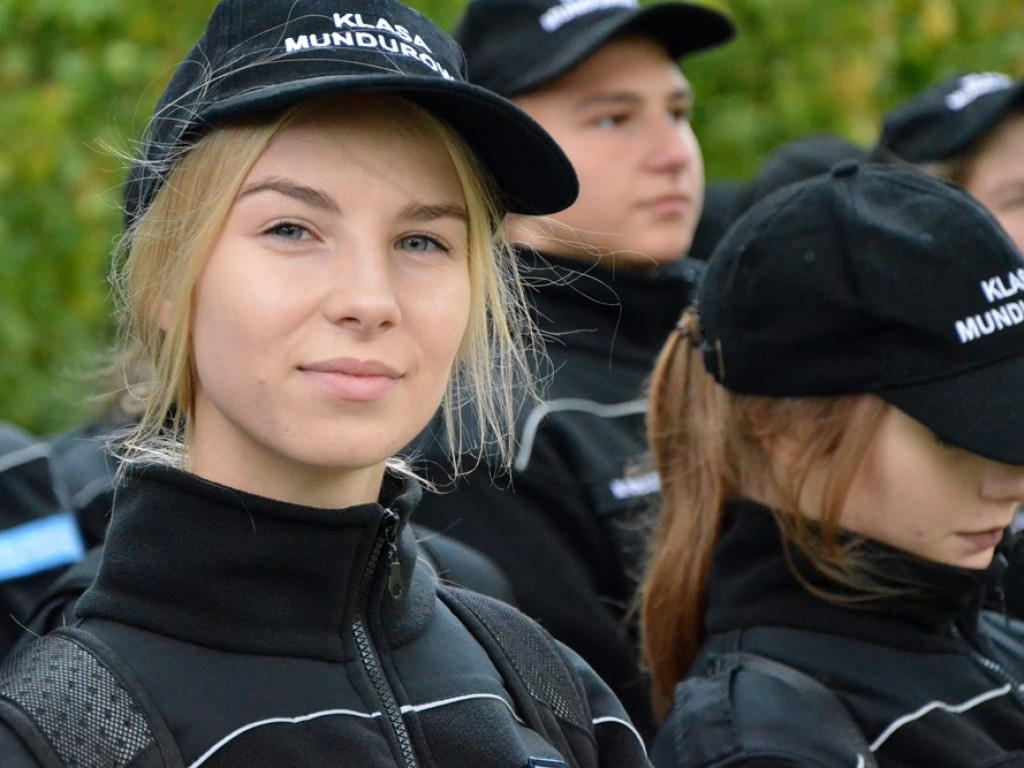 Uroczyste obchody święta w Parku Sapera w strugach deszczu