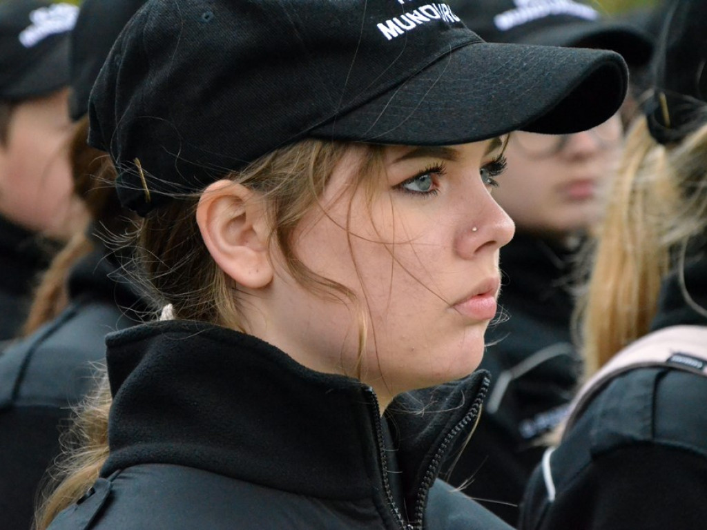 Uroczyste obchody święta w Parku Sapera w strugach deszczu