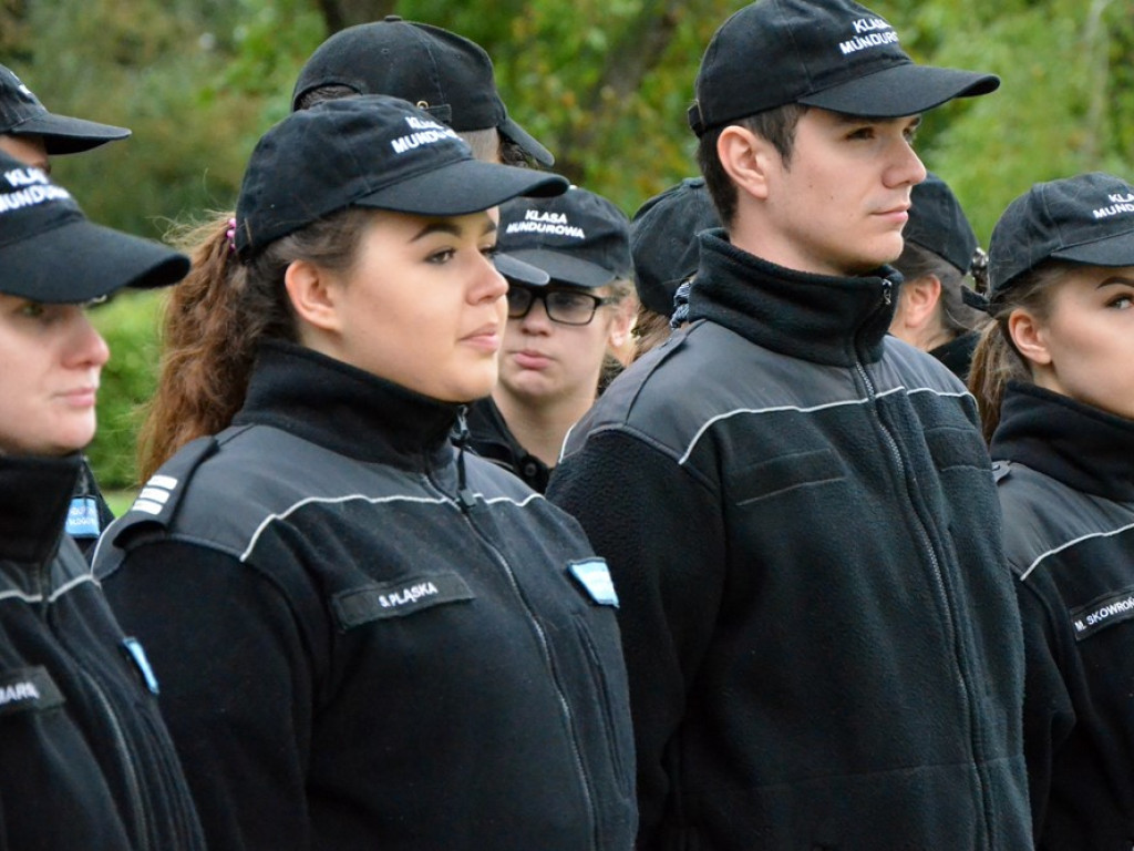 Uroczyste obchody święta w Parku Sapera w strugach deszczu