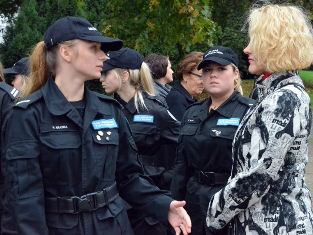 Uroczyste obchody święta w Parku Sapera w strugach deszczu