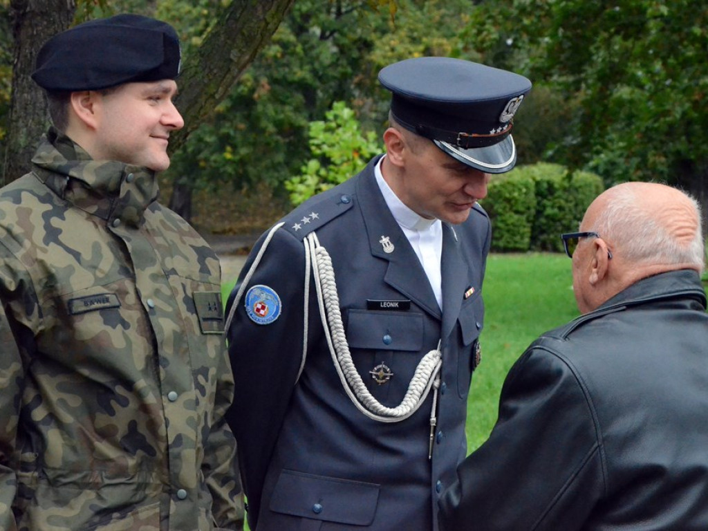 Uroczyste obchody święta w Parku Sapera w strugach deszczu