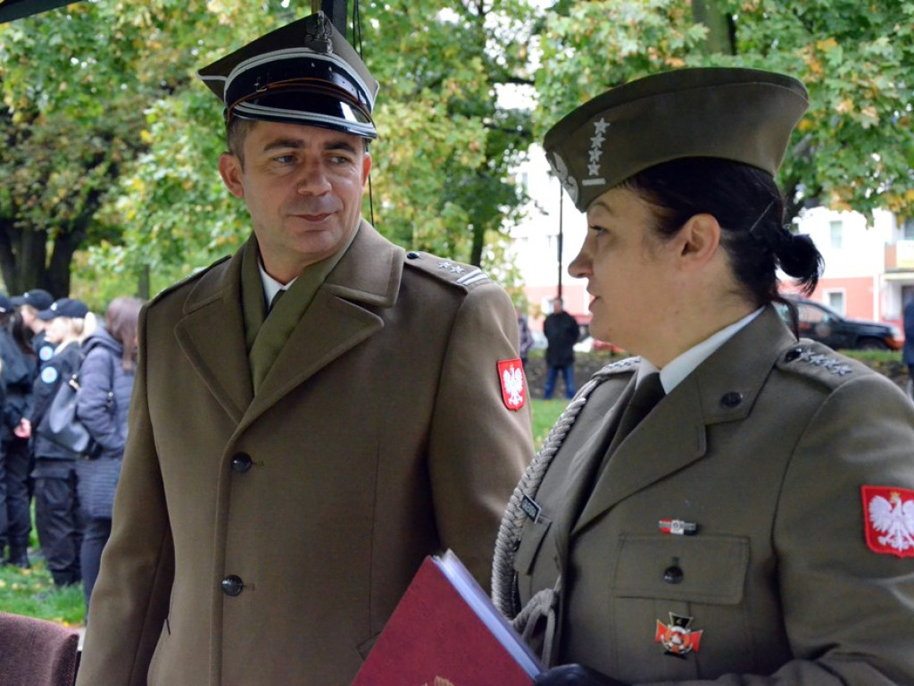 Uroczyste obchody święta w Parku Sapera w strugach deszczu