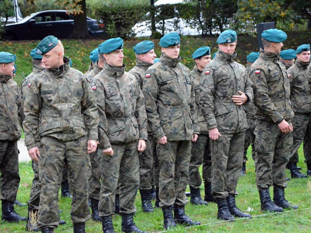 Uroczyste obchody święta w Parku Sapera w strugach deszczu