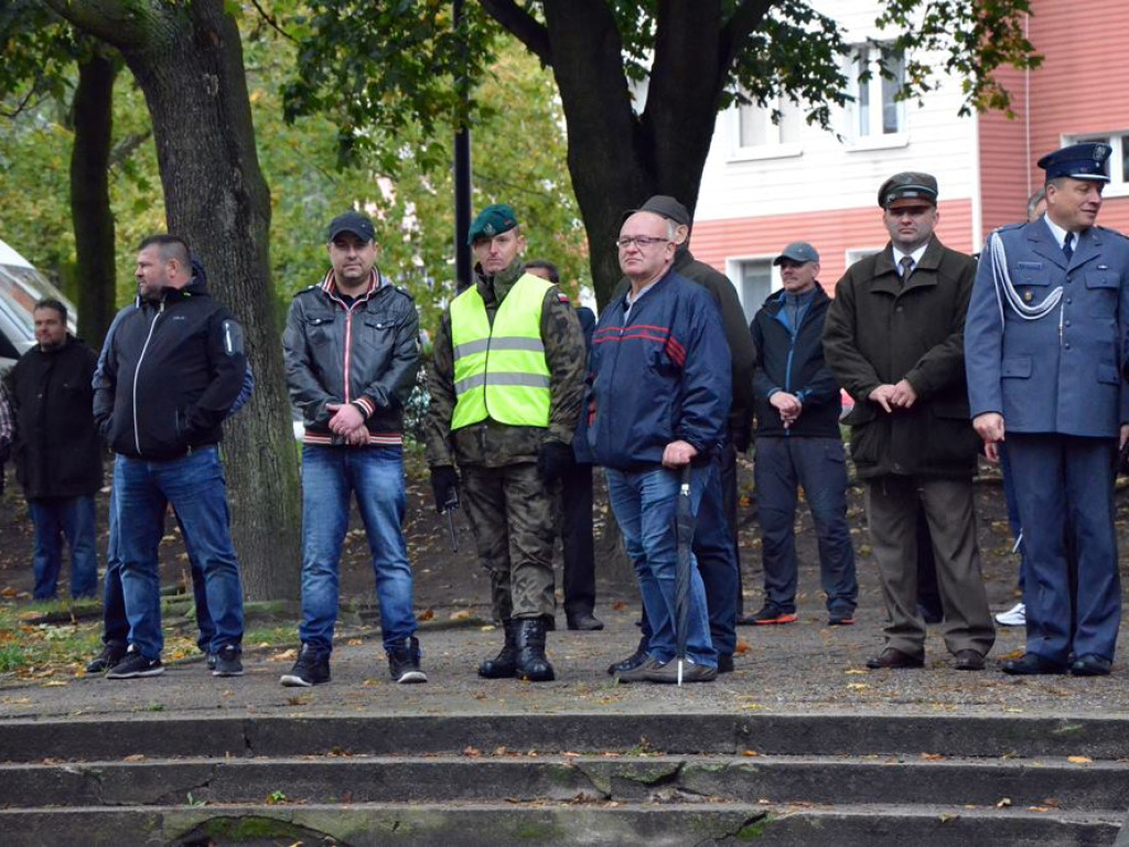 Uroczyste obchody święta w Parku Sapera w strugach deszczu