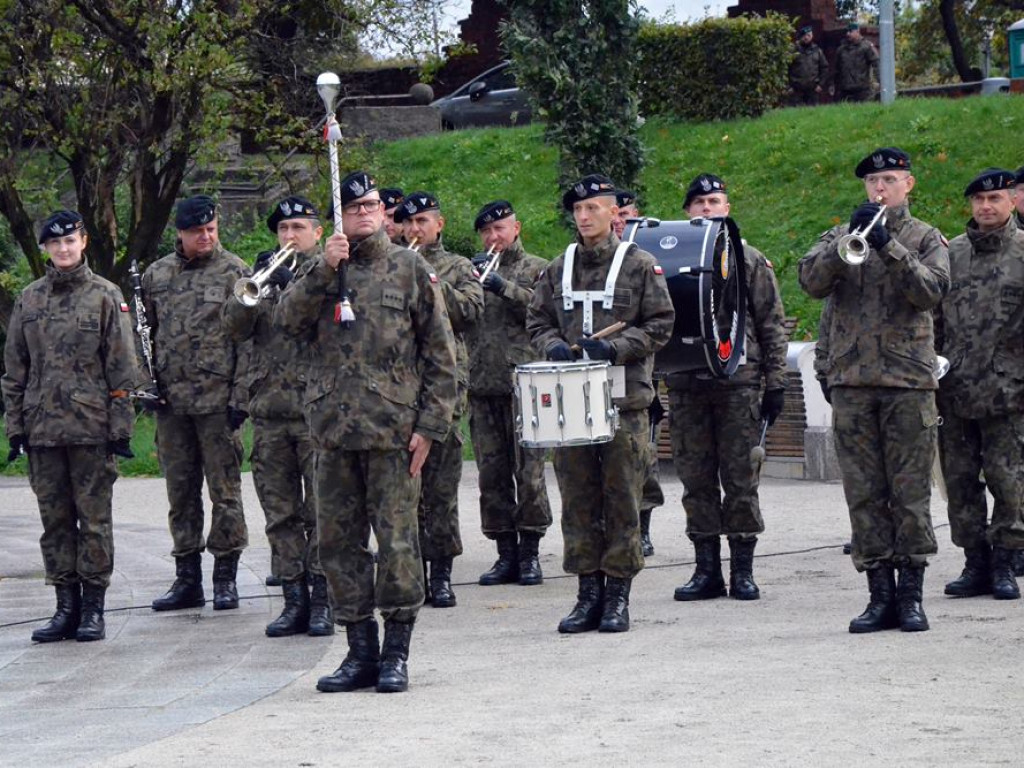 Uroczyste obchody święta w Parku Sapera w strugach deszczu