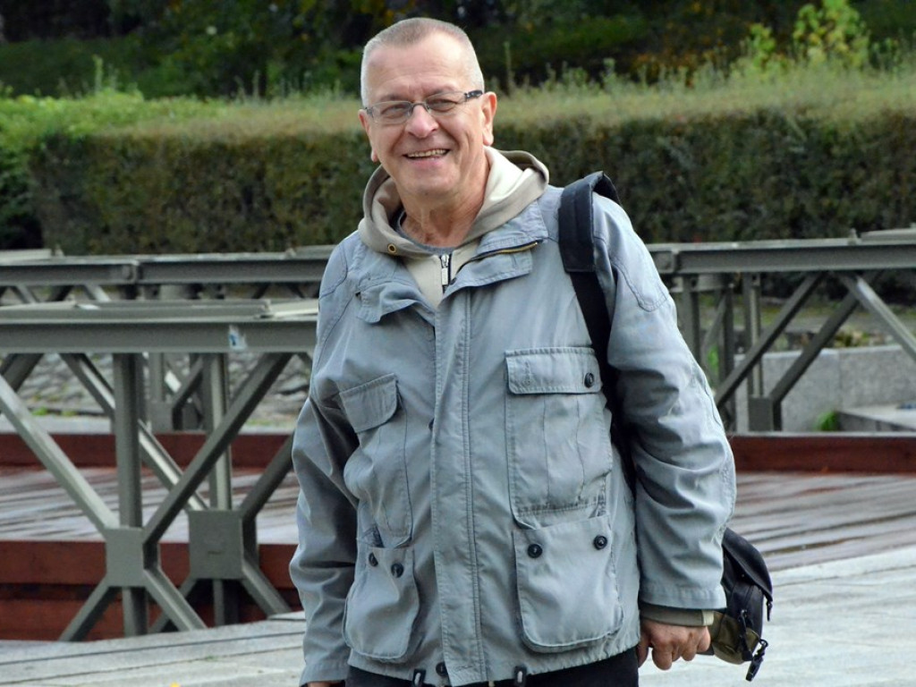 Uroczyste obchody święta w Parku Sapera w strugach deszczu