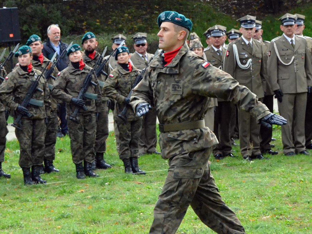 Uroczyste obchody święta w Parku Sapera w strugach deszczu