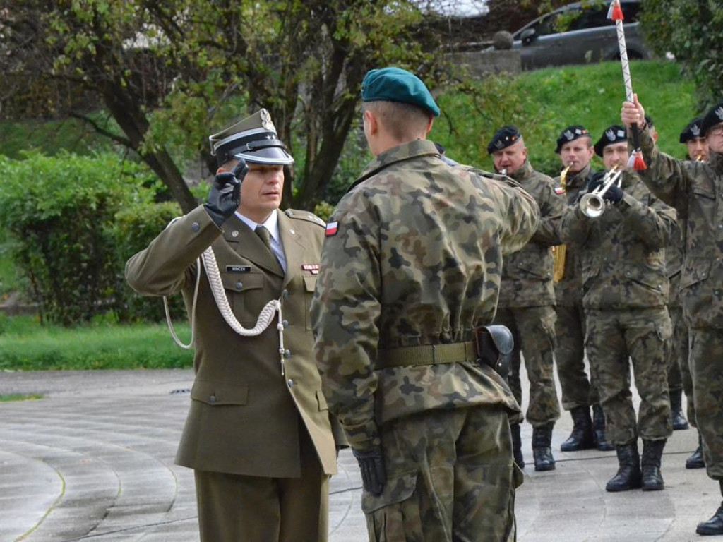 Uroczyste obchody święta w Parku Sapera w strugach deszczu